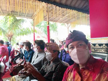 Bersama Gubernur Bali, Perbekel Gobleg Hadiri Undangan Rapat di Desa Bedulu